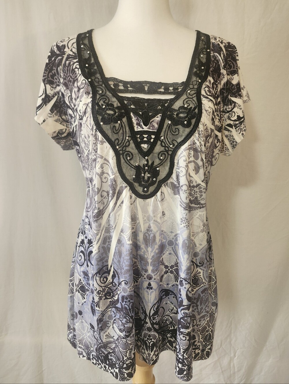 Unity World Wear Women's Black and White Embellished V-Neck Tunic Top